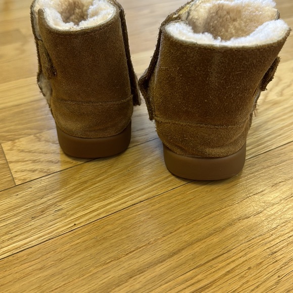 Uggs- velcro - Picture 2 of 4